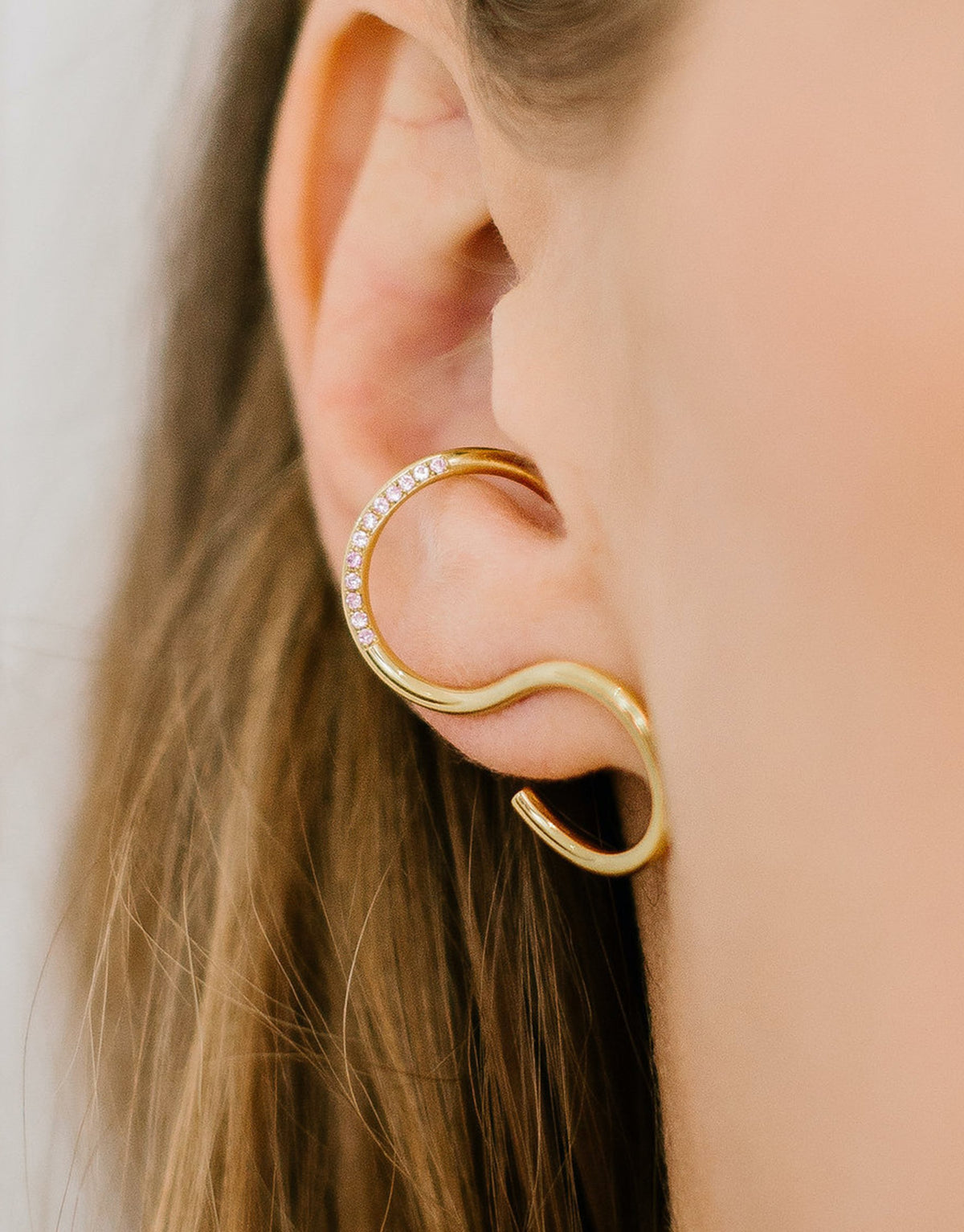 Signature Curve Earring in 9K yellow gold with pink sapphires by Nayestones, Belgian fine jewelry.