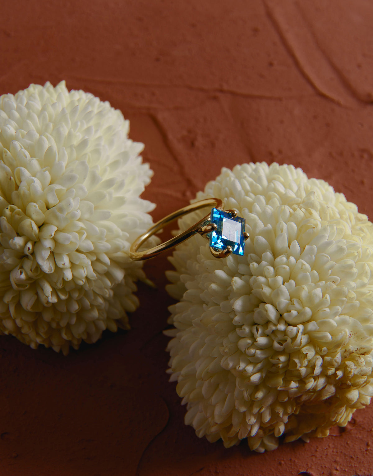 Signature Square Ring in 9K yellow gold with a square-cut blue topaz by Nayestones, Belgian Fine Jewelry. 