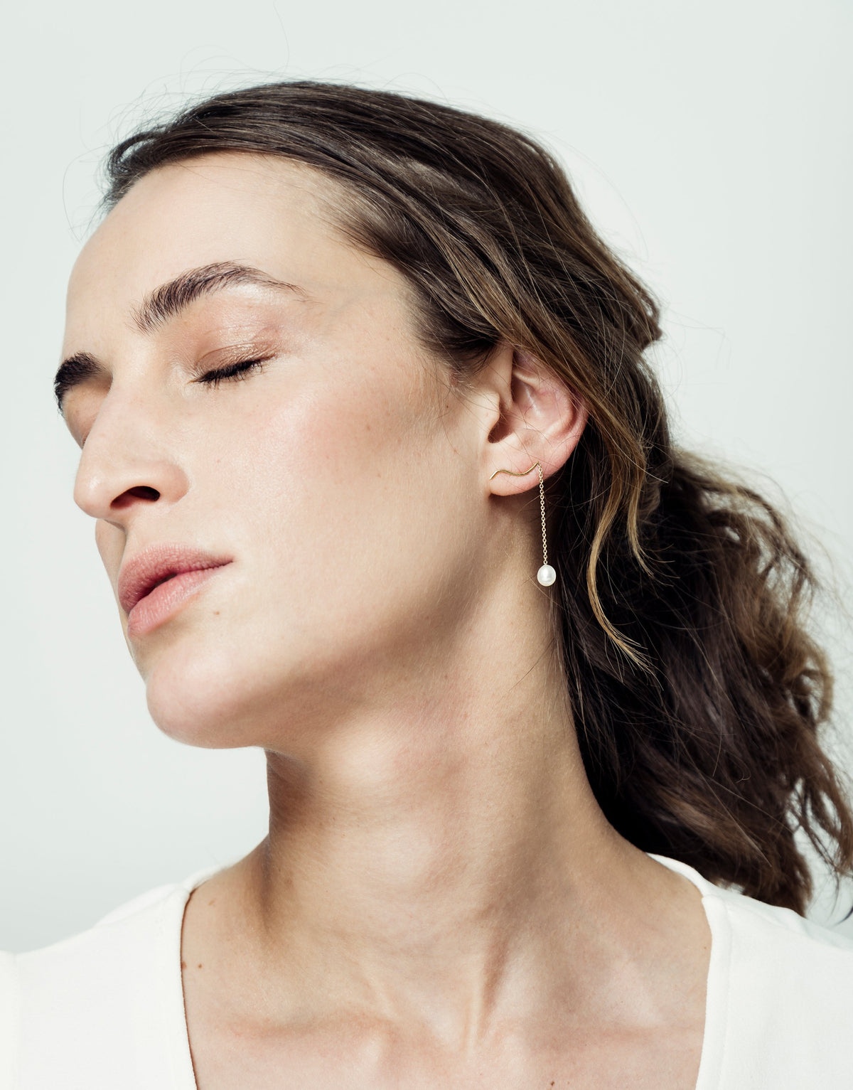 Tina Earring in 18K yellow gold with a pearl by Nayestones, Belgian fine jewelry. 